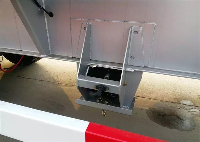 SINOTRUK 3 άξονες τροφοδοτούν με καύσιμα το ημι φορτηγό ρυμουλκών τρι - ικανότητα δεξαμενών αξόνων 40 - 60 CBM