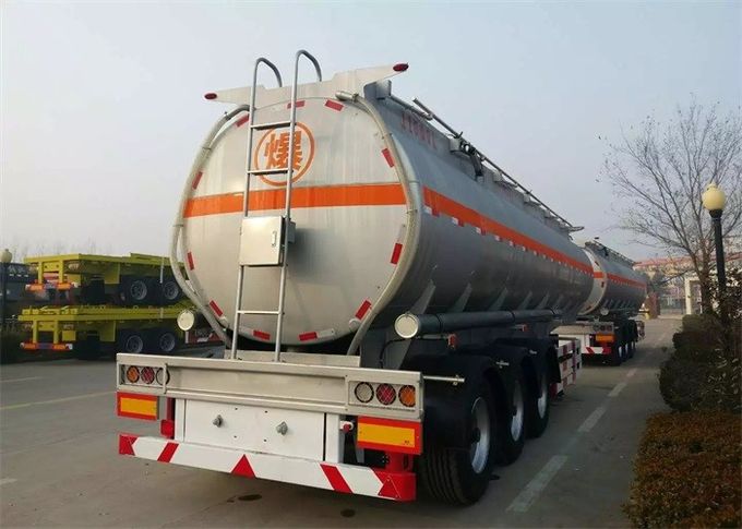 SINOTRUK 3 άξονες τροφοδοτούν με καύσιμα το ημι φορτηγό ρυμουλκών τρι - ικανότητα δεξαμενών αξόνων 40 - 60 CBM