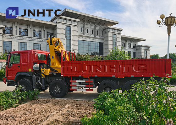 Sinotruck Howo 8x8 όλο το φορτηγό φορτίου Drive ροδών με τους γερανούς 30t 13t