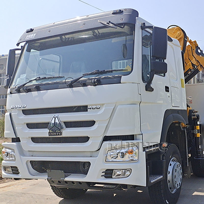 Νέο Sinotruk Howo φράχτη φορτηγό φορτίου 10 τόνων αναδιπλούμενο γερανό 12 τροχών 400hp για πώληση