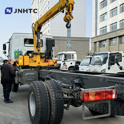 SINOTRUK HOWO Ντίζελ φορτηγό φορτηγό 4x4 6 τροχούς υπόστεγο με γερανό χαμηλή τιμή