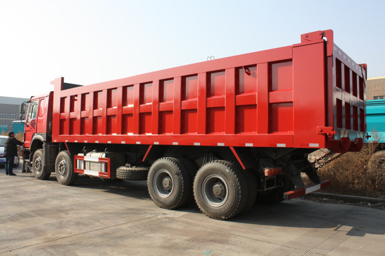 50T 12 ροδών κόκκινο φορτηγό απορρίψεων Sinotruk Howo 8x4 βαρέων καθηκόντων με την ικανότητα LHD 30M3