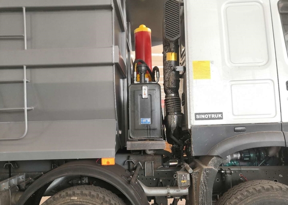 Ο ISO ΠΈΡΑΣΕ SINOTRUK HOWO 8x4 απορρίψεων φορτηγών κατασκευής το διεθνές απορρίψεων φορτηγό απορρίψεων φορτηγών οπίσθιο