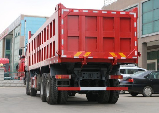 Βαρέων καθηκόντων φορτηγό απορρίψεων Howo 371hp 8x4 αποθεμάτων για την προώθηση στο κόκκινο χρώμα