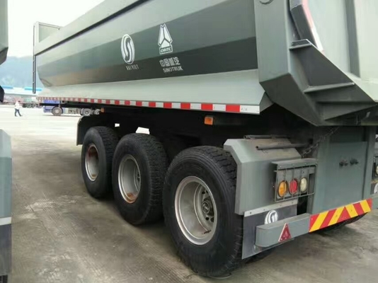 Ημι ρυμουλκό απορρίψεων Howo 40-60t Sinotruk με τη δευτερεύουσα φρουρά και την ηλεκτρική ανοίγοντας τοπ κάλυψη