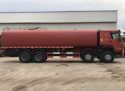 φορτηγό δεξαμενών νερού 30000L Sinotruk Howo7 με το σύστημα ψεκασμού