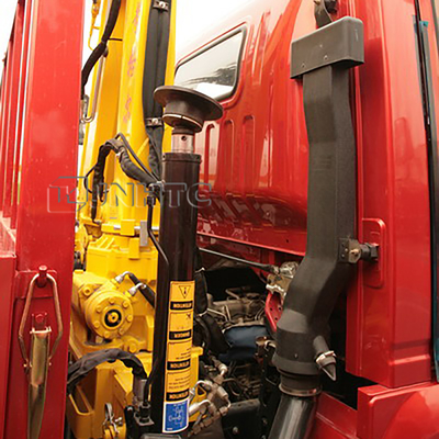 Το φορτηγό Sinotruk HOWO 4x2 τοποθέτησε τον τηλεσκοπικό γάντζο γερανών που διπλώνει το ανυψωτικό φορτηγό βραχιόνων